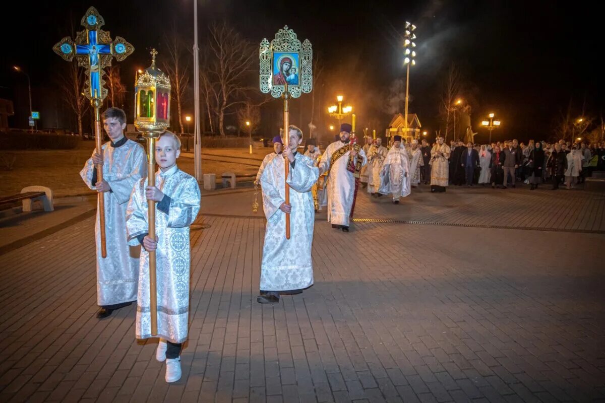 Крестный ход в белгороде сегодня во сколько. Крестный ход 2000 Ижевск. Крестный ход в Ижевске 2022 октябрь. Крестный ход на Пасху. Пасхальная утреня Иркутск крестный ход.