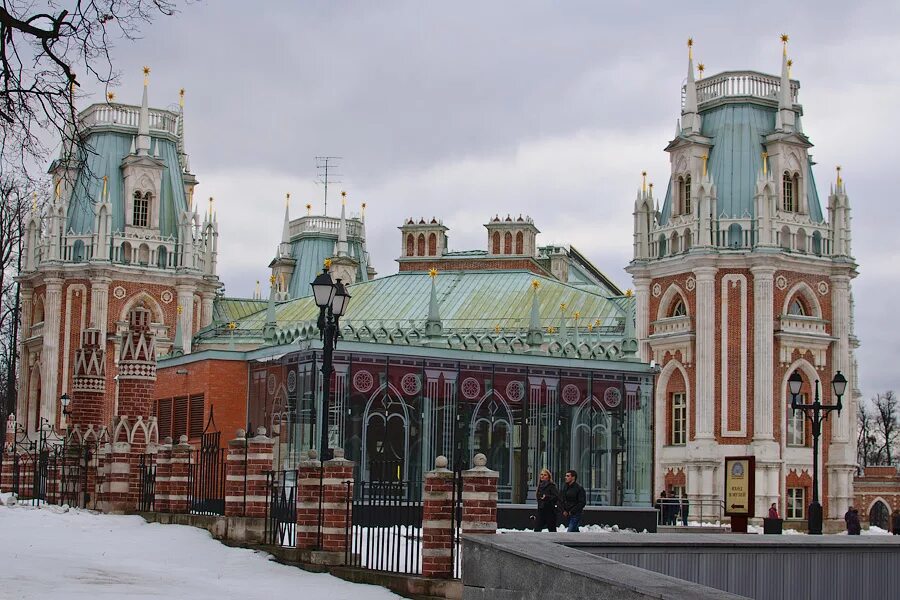 Памятники царицыно. Памятник архитекторам в Царицыно. Памятник Баженову и Казакову Царицыно.