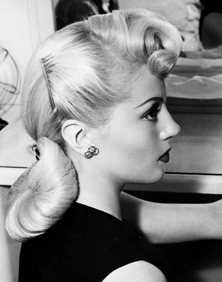 Причёски 1940-х годов. Причёски 60-х годов. Бабетта 1960. Jane fonda 1950. Прическа 1950 года.