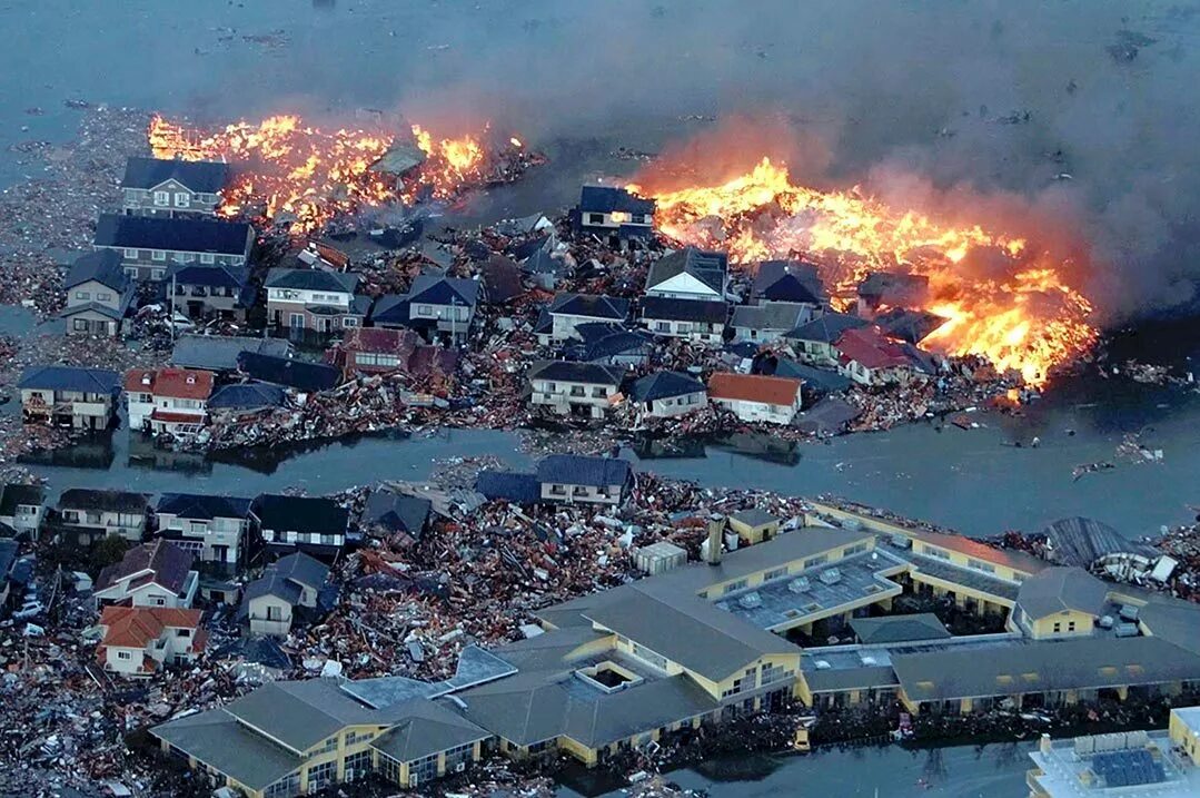 Tsunami natural disaster. ЦУНАМИ В Японии в 2011. Япония 2011 землетрясение и ЦУНАМИ. Землетрясение Тохоку 2011.