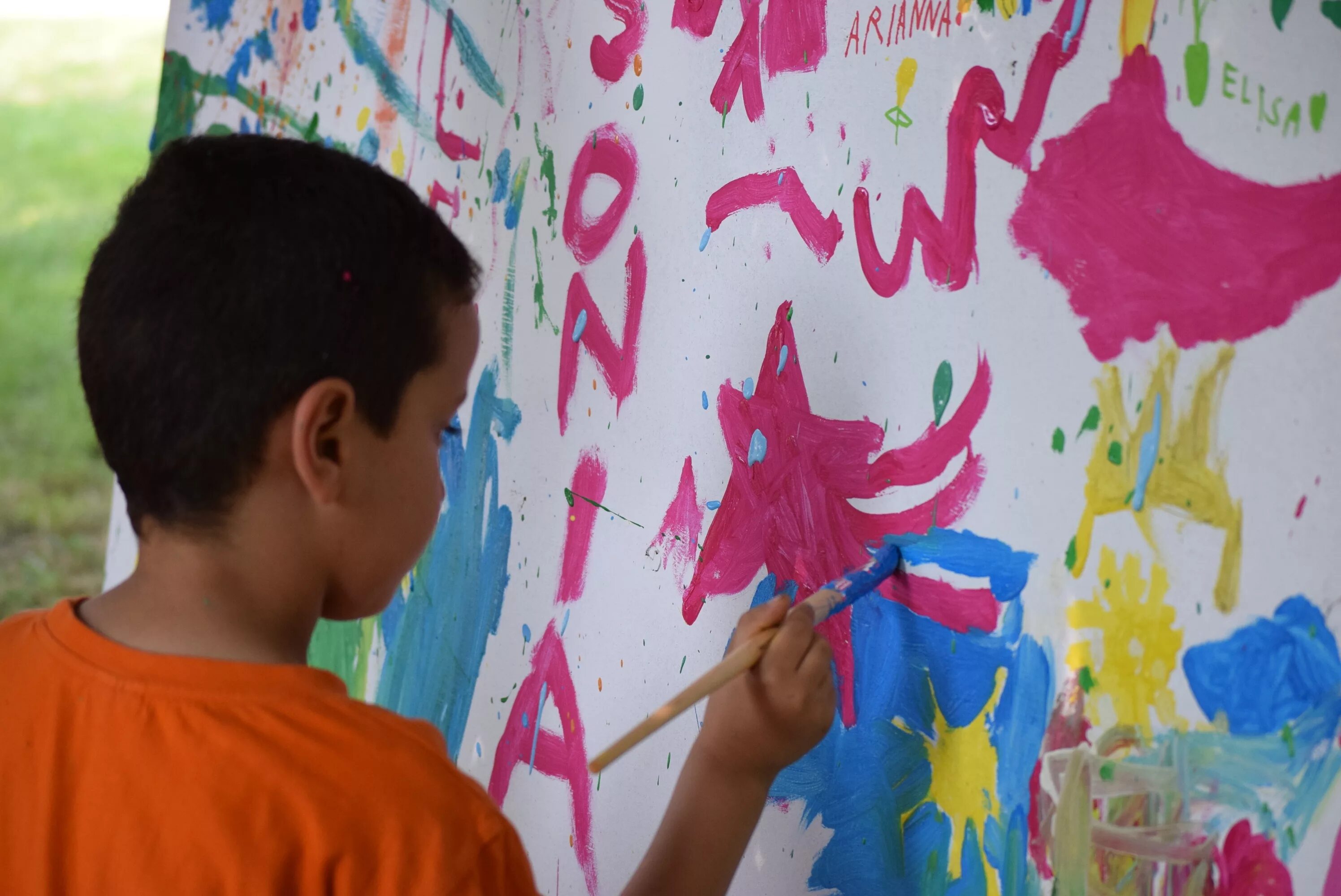 Children's painting. Свободное рисование для детей. Индивидуальное рисование. Мальчик рисует. Ребенок рисует на стене.
