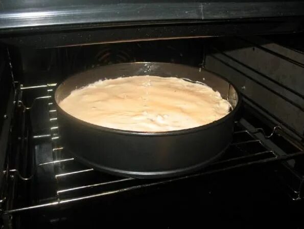 На сколько ставить тесто в духовке. Пирог в духовке. Форма с тестом в духовке. Пироги пекутся в духовке. Процесс приготовления пирога.