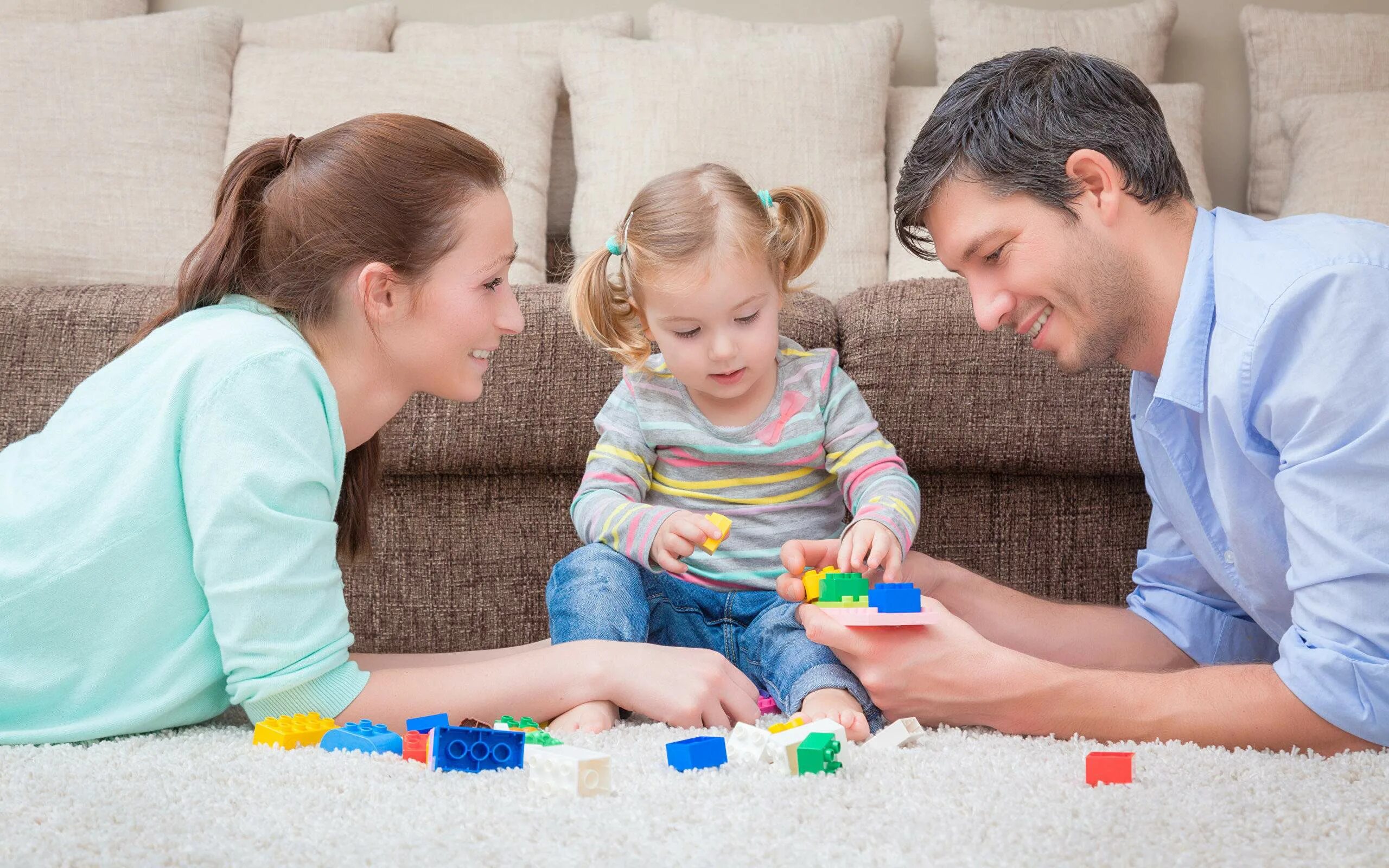 Дети с родителями. Совместные игры с детьми. Воспитание ребенка. Совместные игры с детьми и родителями.