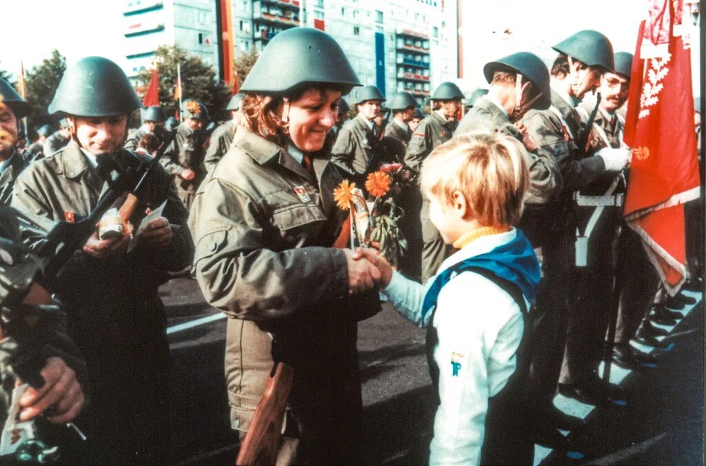 Гдр рутуб. Парад нна ГДР. Нна ГДР 1990. Народная армия ГДР. Штази ГДР.