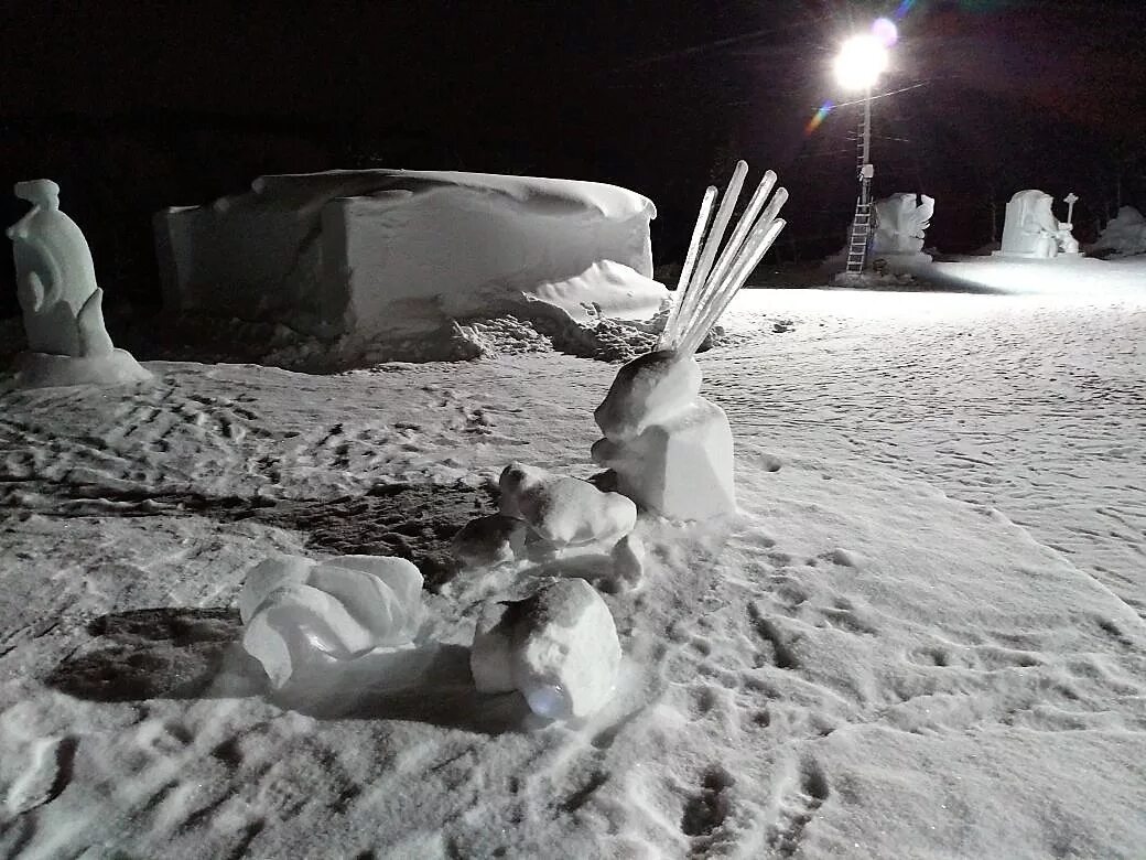 На город вечер упадет ледяной тенью. Лединой скульптура мальчик. Сломанный снежный дом. Священное заснеженное поле статуя разбить. Клипы снятые в снежной деревне Мурманской области.