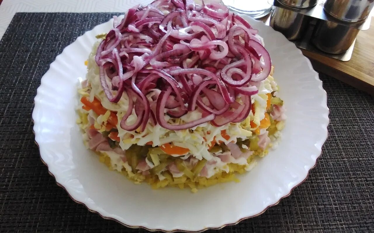 Салат розовый фламинго. Салат розовый фламинго с кальмарами. розовый салат папе.