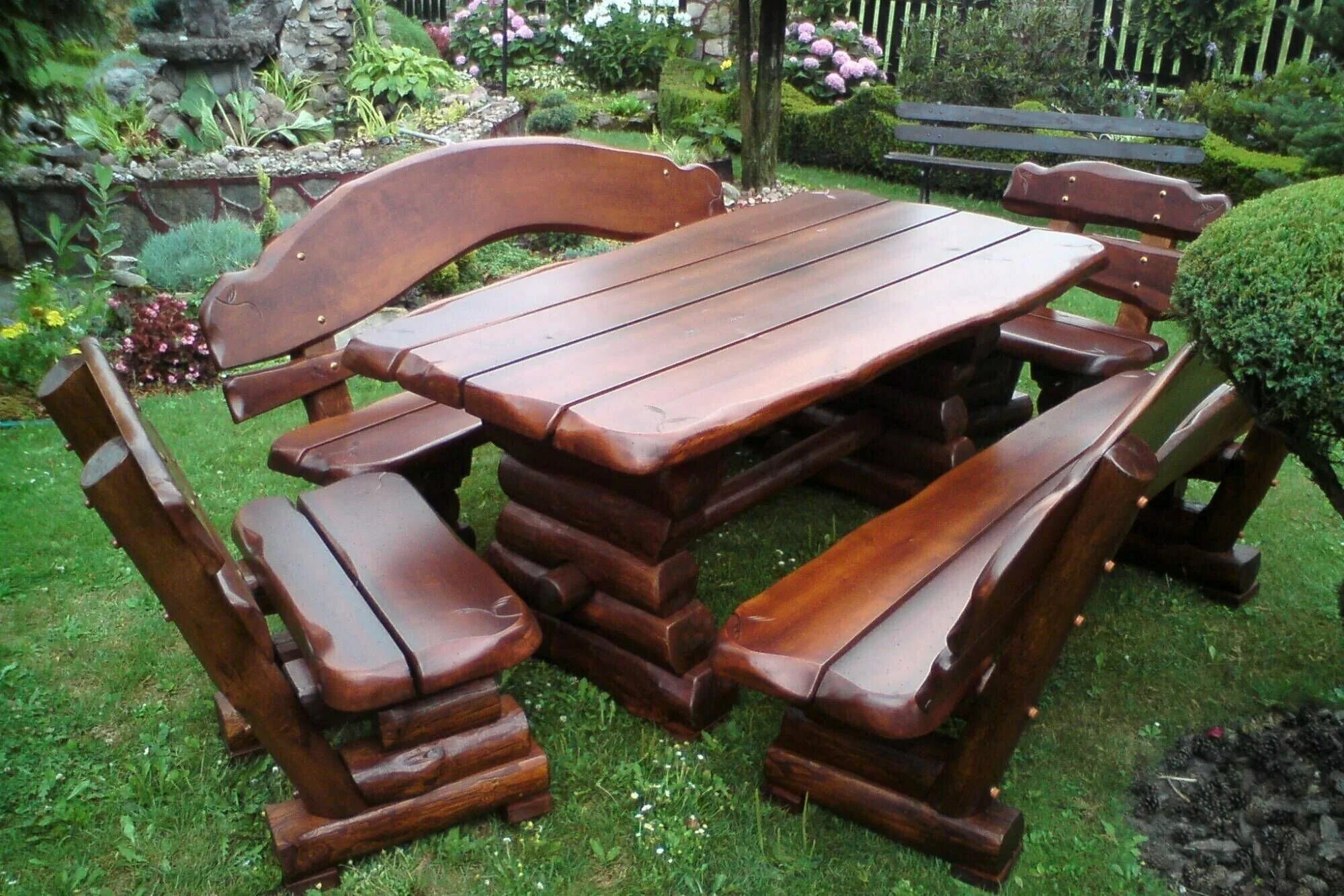 Садовые столики скамейки. Садовая мебель из дерева. Садовая мебель из бревна. Стол с лавками для дачи. Стол для сада из дерева.
