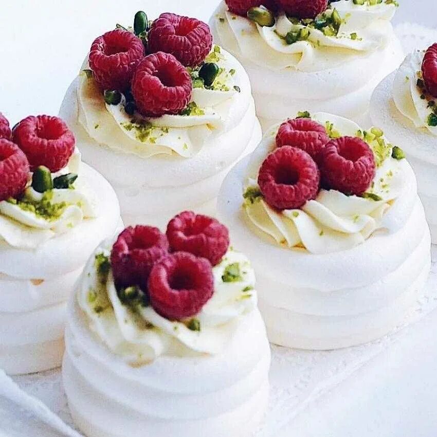 Меренговый рулет с малиной. Меренговый рулет с малиной и фисташками. Меренговый рулет со смородиной. Торт с малиной и безе. Малиновый меренговый рулет.