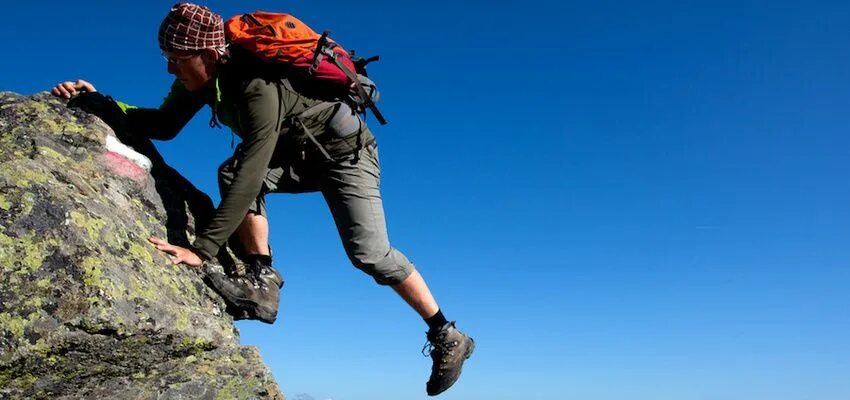 Гора и скалолаз. Скалолазание в горах летом. Mountain "Climbing!". Man Climbing Mountain.