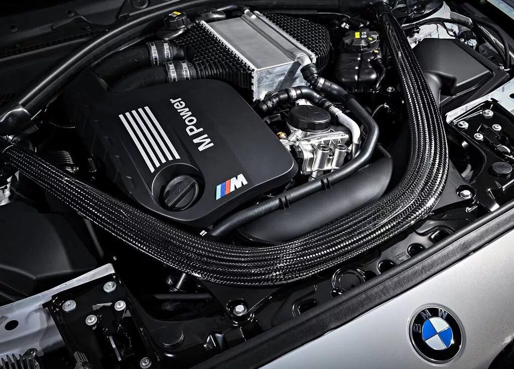 Новые двигатели бмв. БМВ м2 мотор. BMW m2 engine. Движок БМВ м2. BMW m2 Competition.