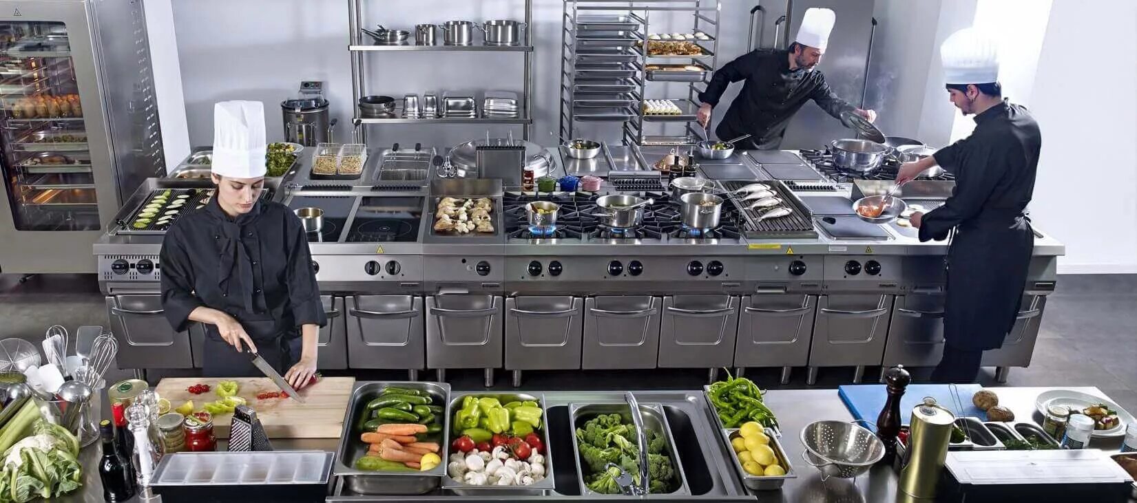 Повар оборудование использует. Профессиональная кухня. Профессиональная кухня ресторана. Повар оборудование использует. Кухня ресторана.