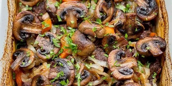 Мясо с грибами фото. Тушёная картошка с мясом. Говядина запеченная с шампиньонами. Говядина с шампиньонами в духовке. Говядина тушеная с грибами.