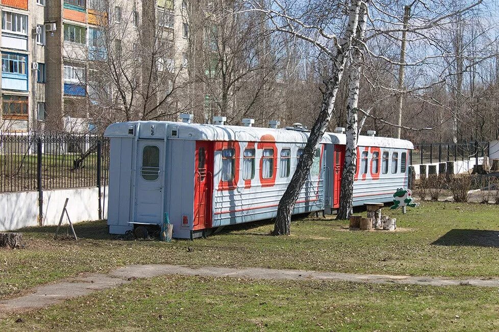 Дом из железнодорожного вагона. Домик из железнодорожного вагона. Домик из ЖД вагона. Дачный дом из ЖД вагона.