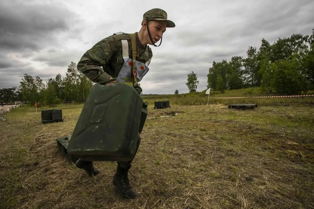 Армейский запас. Военные ГСМ. Служба ГСМ. Солдат с канистрой.