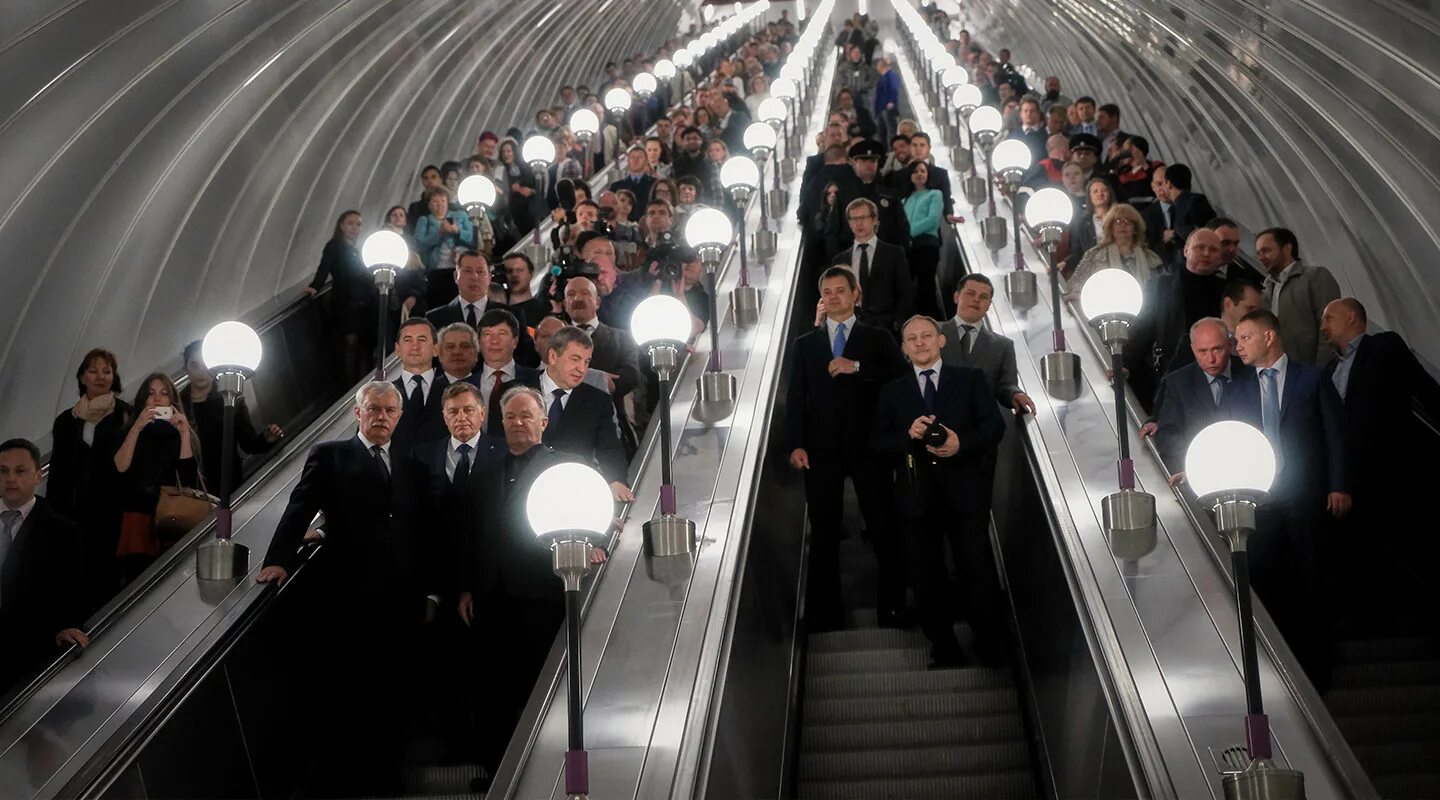 Эскалатор метрополитена поднимает стоящего. Метро Таганская эскалатор. Станция метро Таганская эскалатор. Люди на эскалаторе. Эскалатор в метро Москвы.
