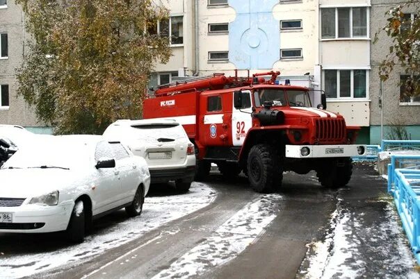 Пожарный проезд 2. Пожарная машина во дворе. Пожарная машина таранит припаркованные автомобили. Пожарная машина Владивосток. Уступи дорогу пожарной машине.