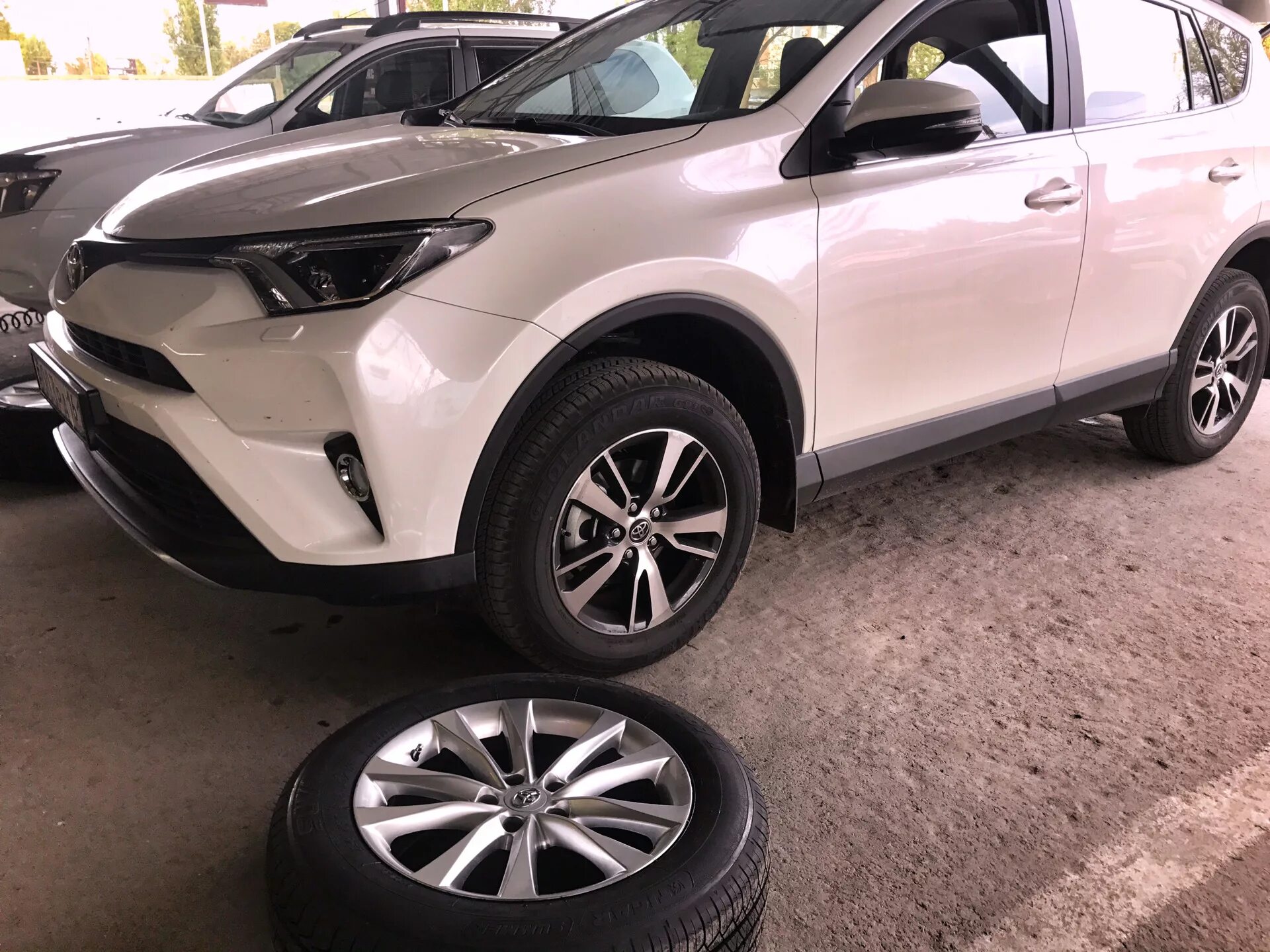 Размер колес на рав 4. Toyota rav4 xa40. Тойота рав 4 2017 диски r19. Toyota RAV 4 2017 r18. Диски Тойота рав 4 r18.