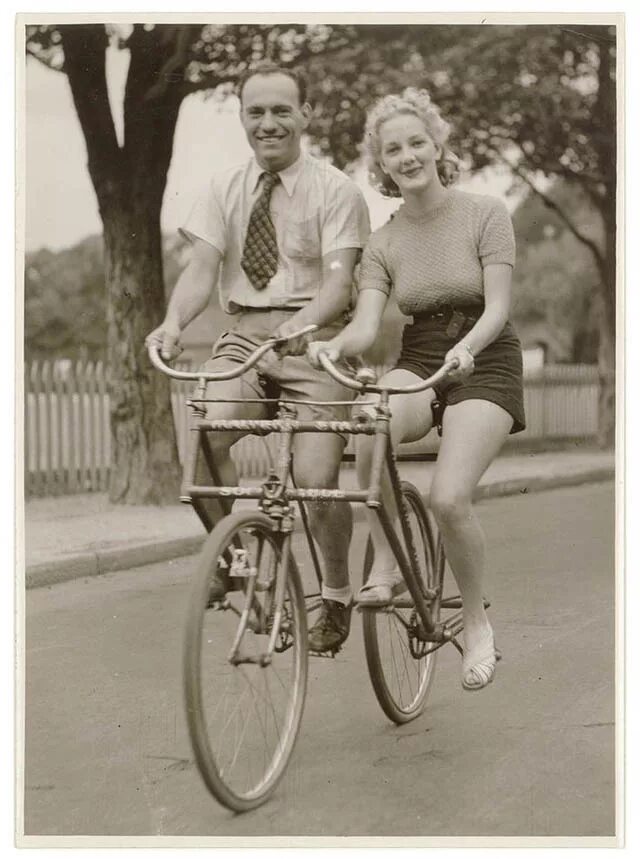 Велосипедисты СССР 1930е. Старый велосипед. Пожилой велосипедист. Ретро велосипед. Старые смешные картинки
