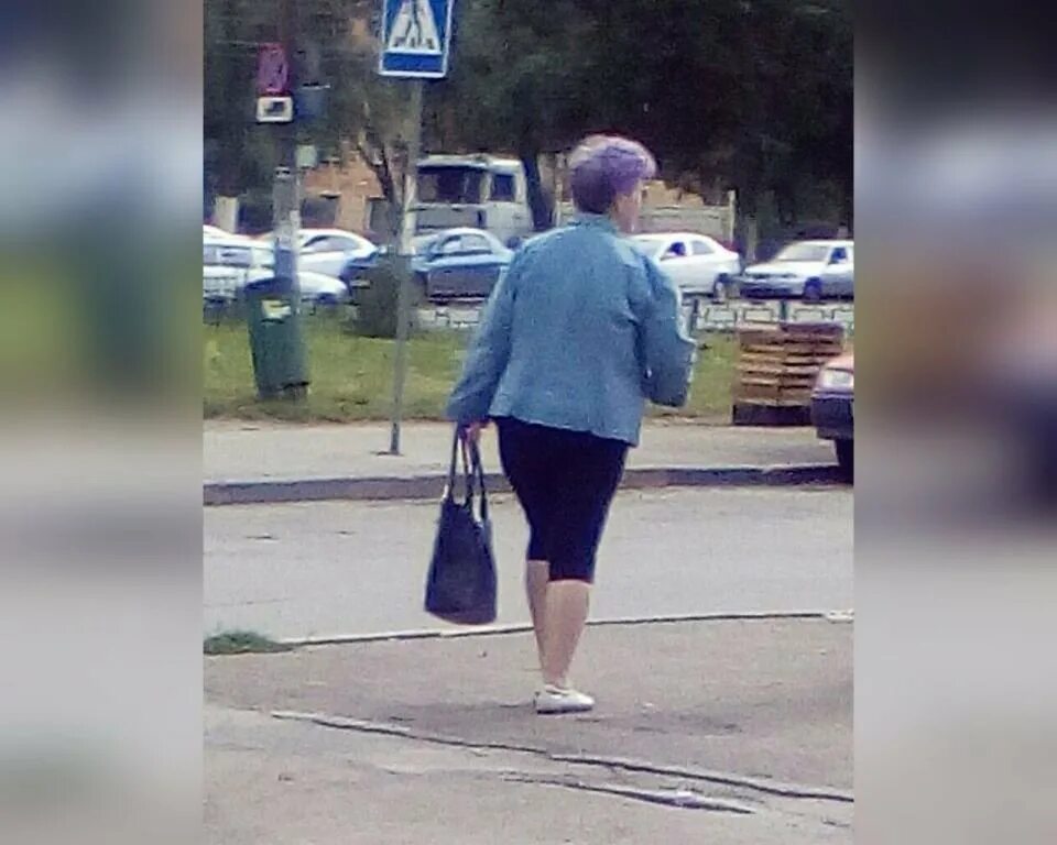 Бабушка с сиреневыми волосами. Бабушка с фиолетовыми волосами. Бабули с фиолетовыми волосами в России. Бабки с синими волосами. Бабушки от виден