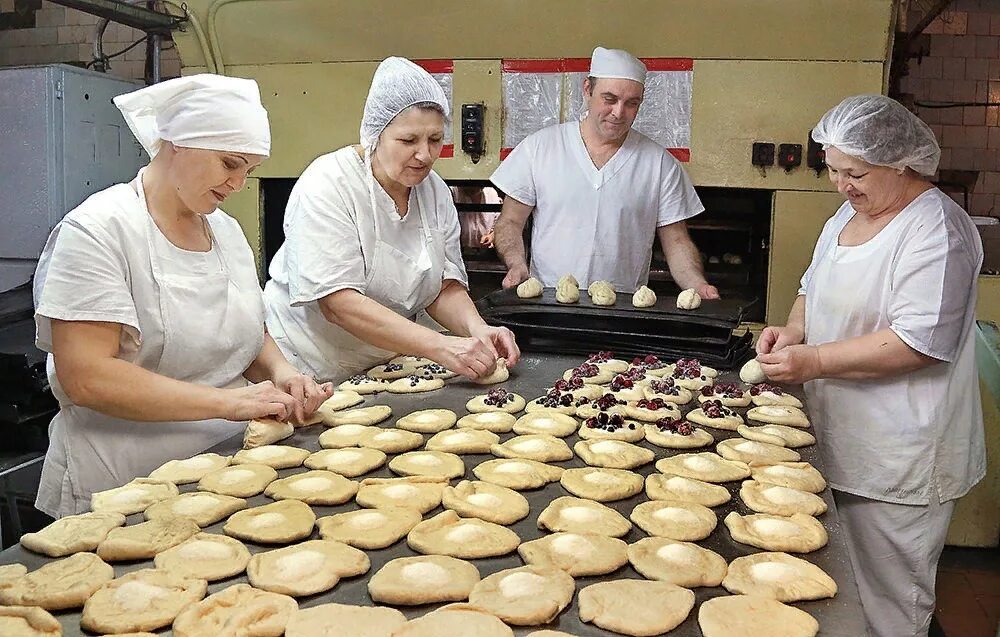 Пекарь на хлебозаводе. Выпечка кондитерских изделий цех. Кондитерский цех хлебобулочных изделий. Продукция кондитерского цеха. Вакансии в тимашевске от прямых