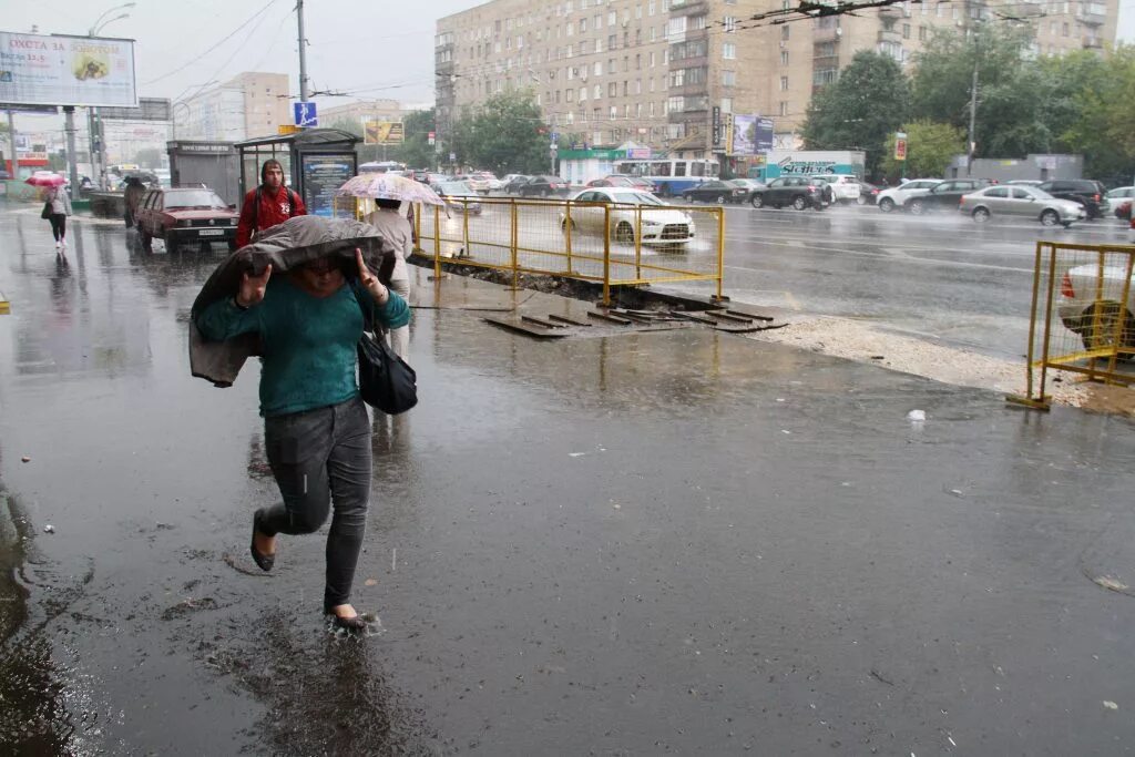 Погода когда закончится дождь. Дождь не помеха. Оранжевый уровень опасности дождь. Оранжевый уровень опасности в Москве. Дождь вчера в Москве новости.