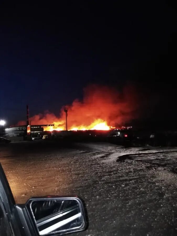 Солнечный район Екатеринбург пожар. Пожар на 6 квартале Саратов. Шестой квартал Саратов пожар в камышах. Солнечный дом сгорел. Площадью сгорела