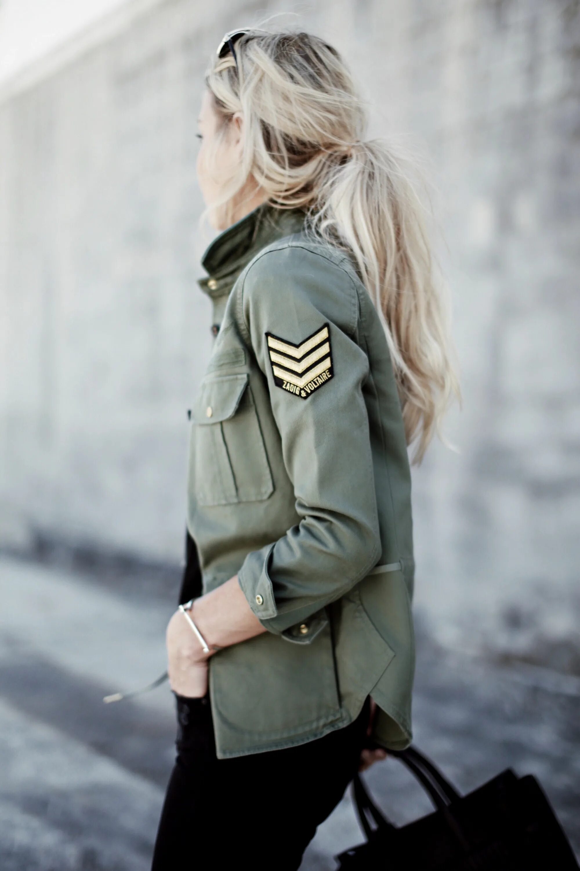 Куртка в стиле милитари женская. Куртка с погонами женская. Пиджак с погонами женский. Куртка с погонами в стиле милитари.