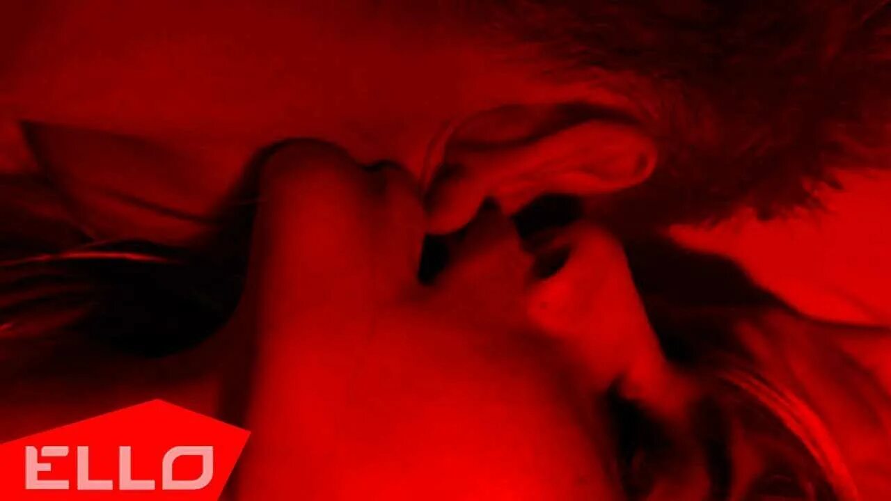 Руки вверх она тебя целует. Черно красный поцелуй. Слушать она целует красной. Твой французский поцелуй клип. Поцелуй красный фото.