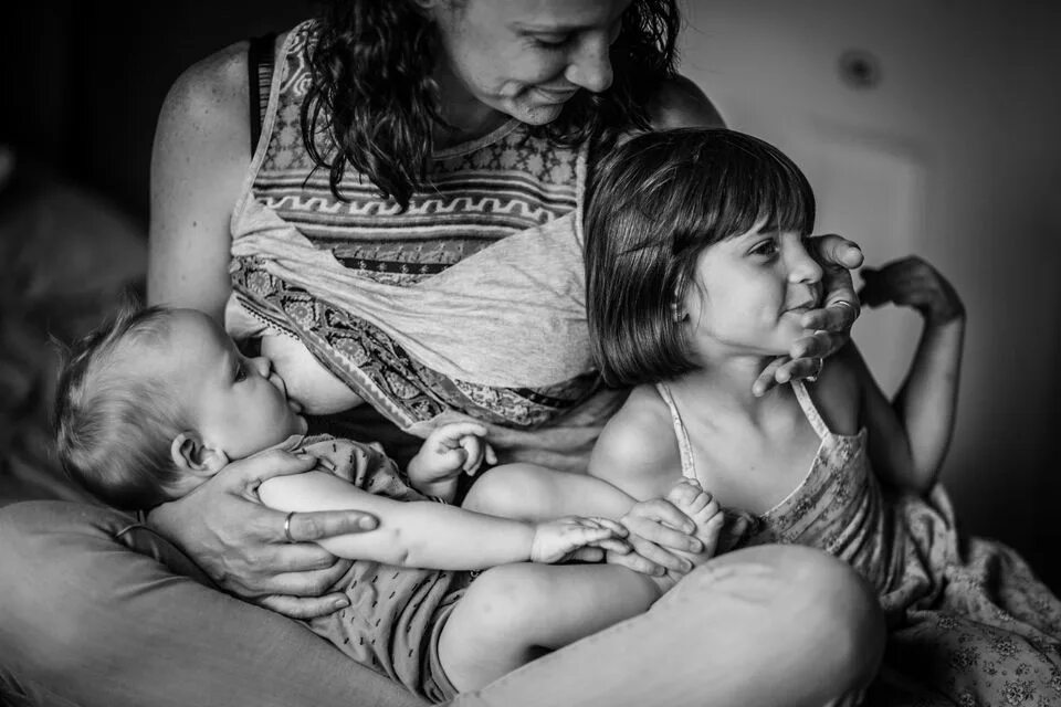 Breastfeeding instagram. Фотопроект грудное вскармливание. Вскармливание тандемом. Тандемное грудное вскармливание. Грудное вскармливание тандемом.