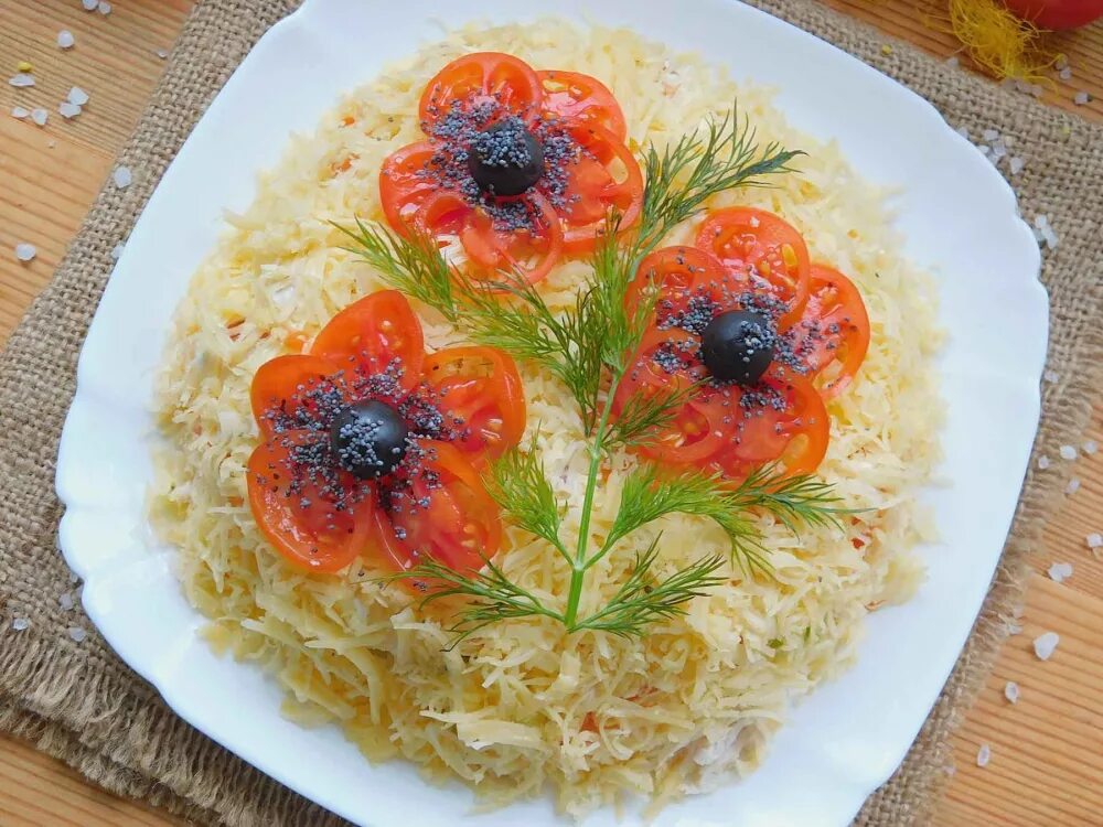 Салат красные маки с фото пошагово. Салат с курицей, сыром, грибами и помидорами. Рецепт салата мак помидоры. Рецепт салата мак помидоры. Формы для украшения салатов.