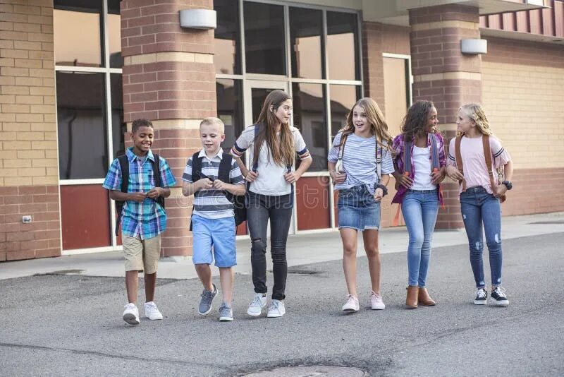 Необычная школьная форма. Дети бегут в школу. Счастливые дети в лагере. Школьники бегут из школы. Идти пешком в школу от дома.