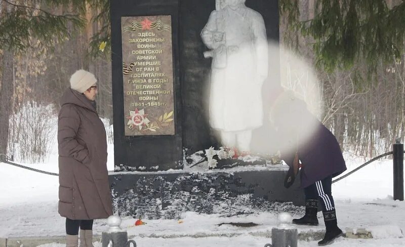 Похоронила дедушку. Могила Деда Мороза. Могила дедушки. Дед на могиле Деда.