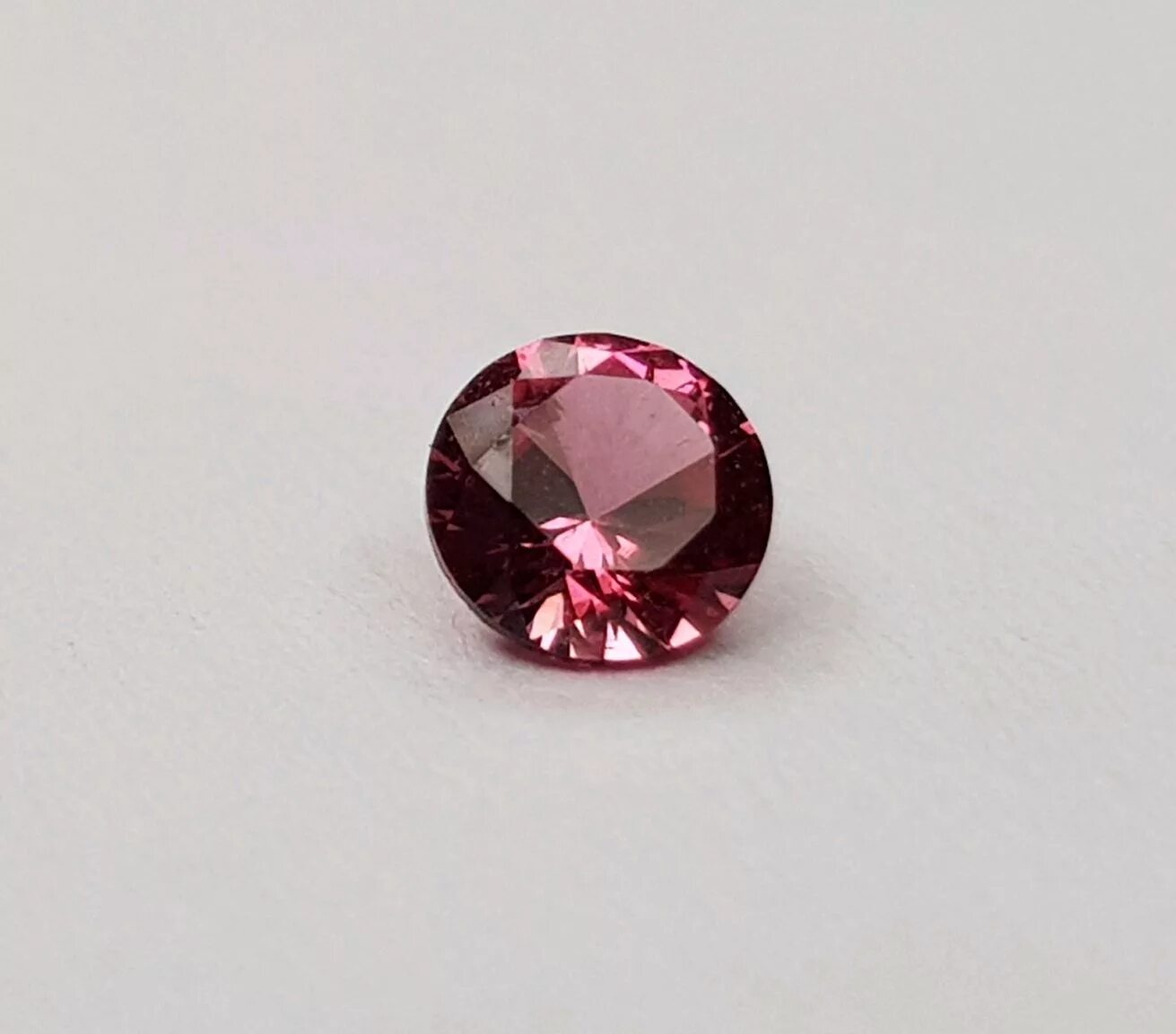 Как выглядит камень шпинель Шпинель (Spinel) натуральная насыщенная фиолетовая в классической бриллиантовой