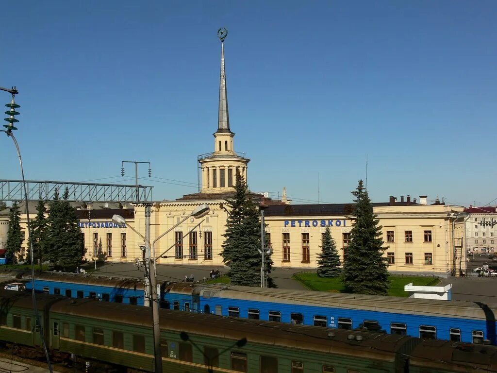 Карелия Петрозаводск вокзал. ЖД вокзал Петрозаводск. Петрозаводск пассажирский вокзал. Вокзал города Петрозаводска. Ржд петрозаводск телефон