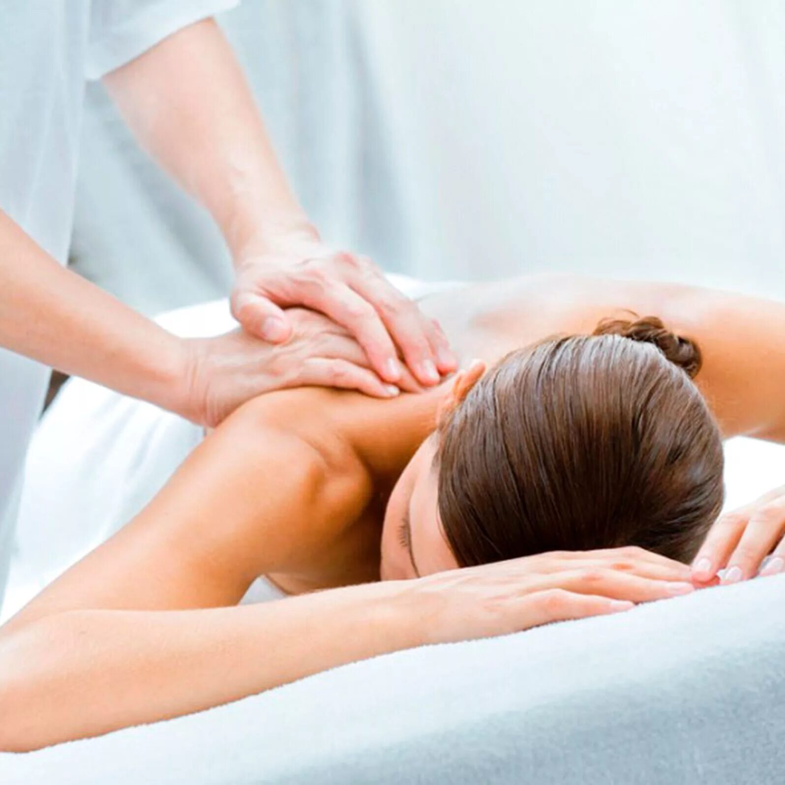 Лечебный массаж. Лечебный массаж спины. Классический лечебный массаж. Общий массаж тела. Indo massage