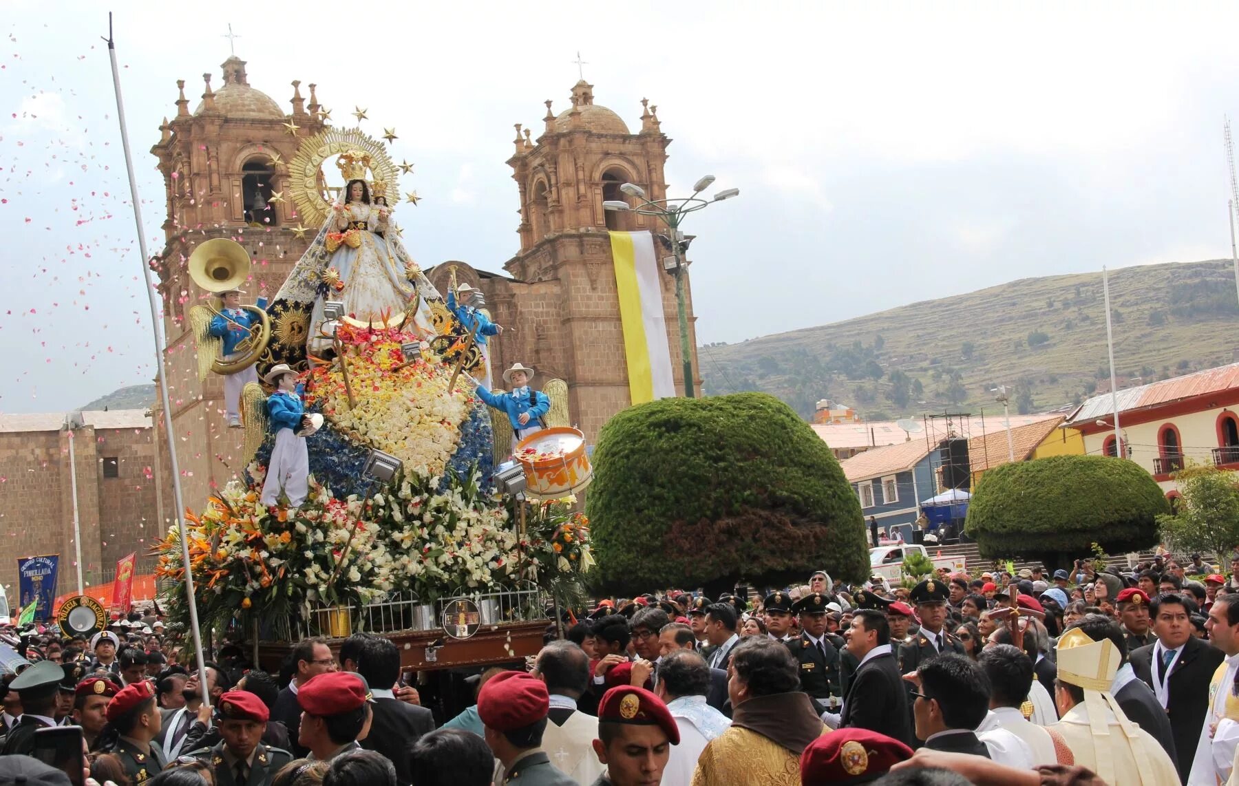 La virgen de la. День Богоматери из Канделярии. Канделярия Мольфезе. Тенерифе Оратава праздник Девы Марии. Храм Канделарии Тенерифе.