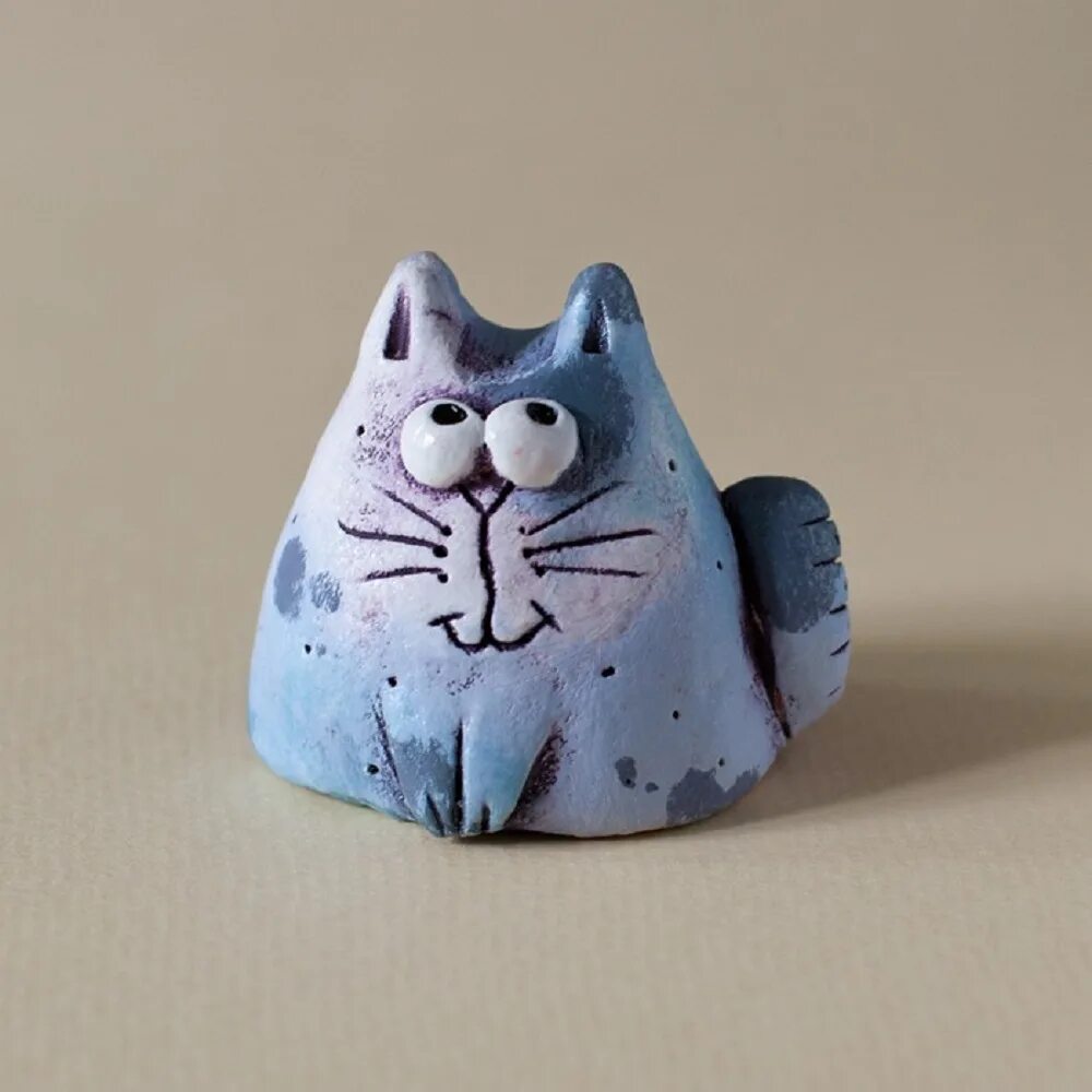 Фигурка кота из глины. Кот из пласта керамика. Фигурки котов из глины. Фигурки из полимерной глины. Котик из глины лепка.