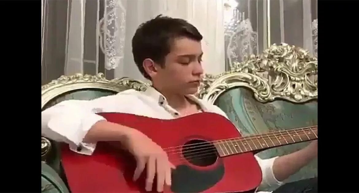 четка играет. привет я женя. молодой парень спел на английском дал концерт. четкий пацан мутный пацан. четка играет.