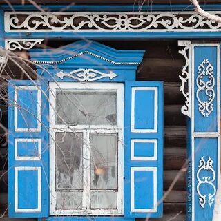 Окно с наличниками и ставнями