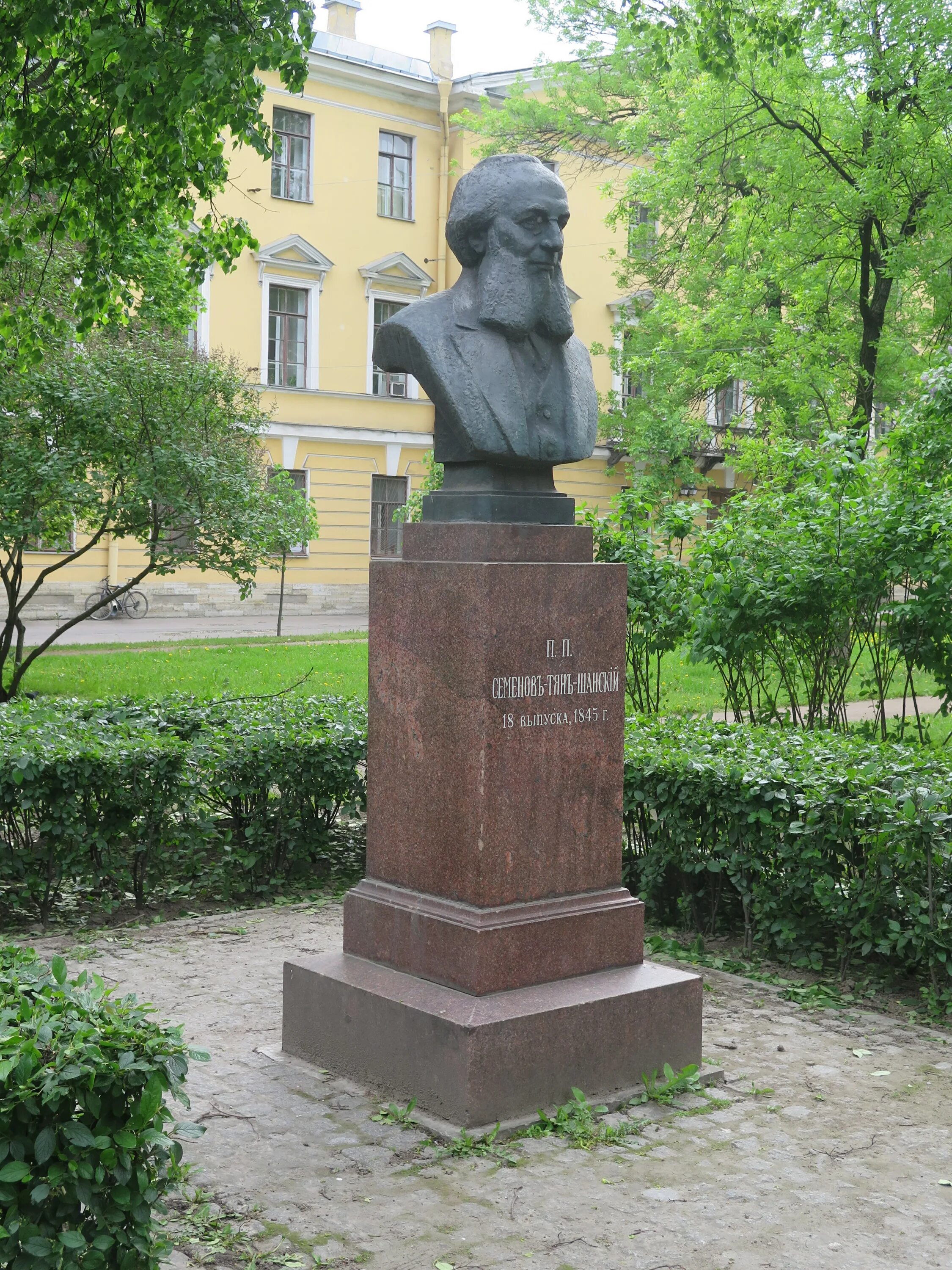 Семенов тян Шанский памятник. Памятники тян Шанскому. Памятник п.п. Семенову-тян-Шанскому. Памятник Петру Петровичу Семенову-тян-Шанскому в Санкт Петербурге.