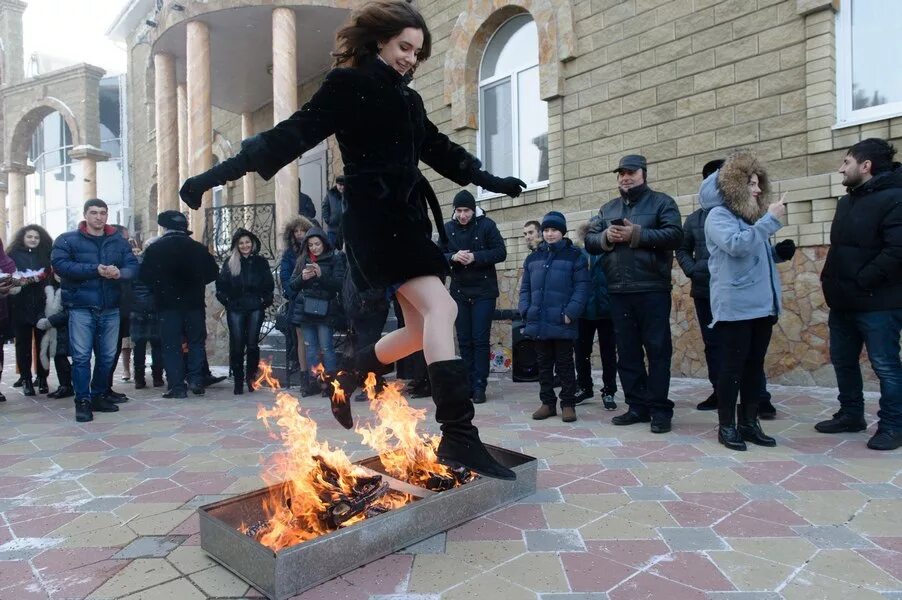 Какой сегодня армения. Трндез в Армении. Армянский национальный праздник Терендез. Праздник Трндез в Армении. Прыжки через костер Терендез.