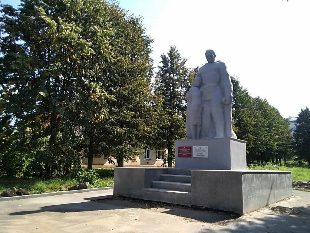 памятник рабочим завода электролес волгоград. калинина. черных, киселёвск. памятник погибшим рабочим завода им. памятник рабочим погибшим в великой отечественной войне в уссурийске.