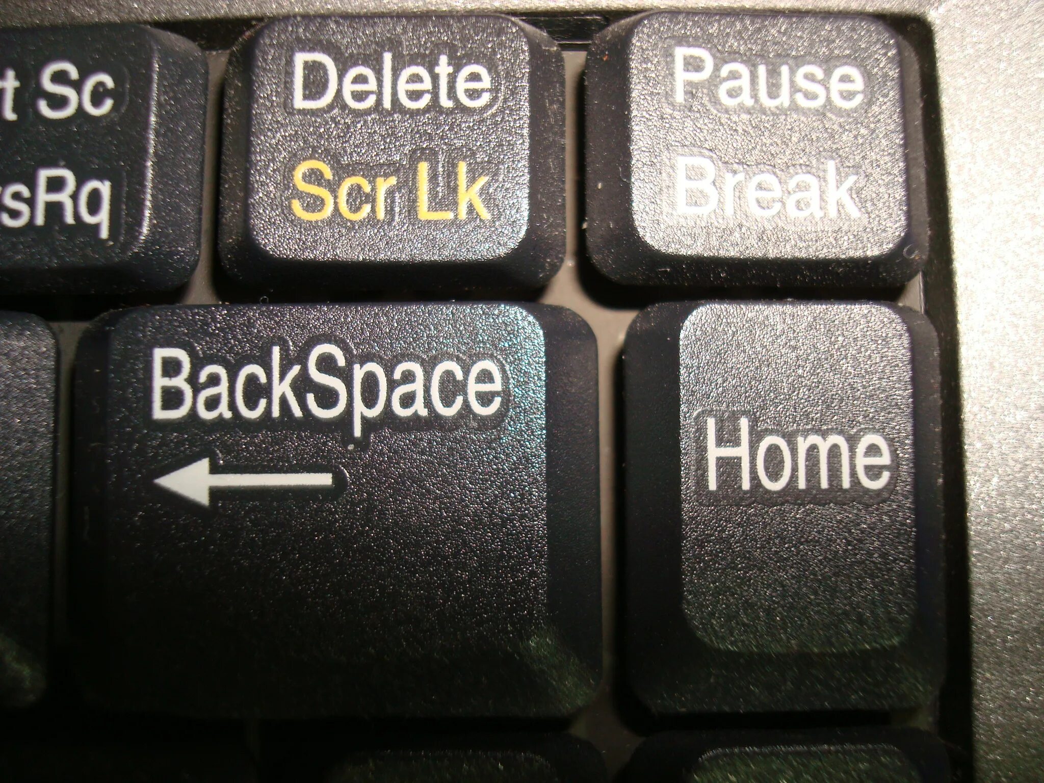 Backspace что делает. Кнопка Backspace. Backspace (клавиша). Клавиша бэкспейс на клавиатуре. Delete и Backspace.