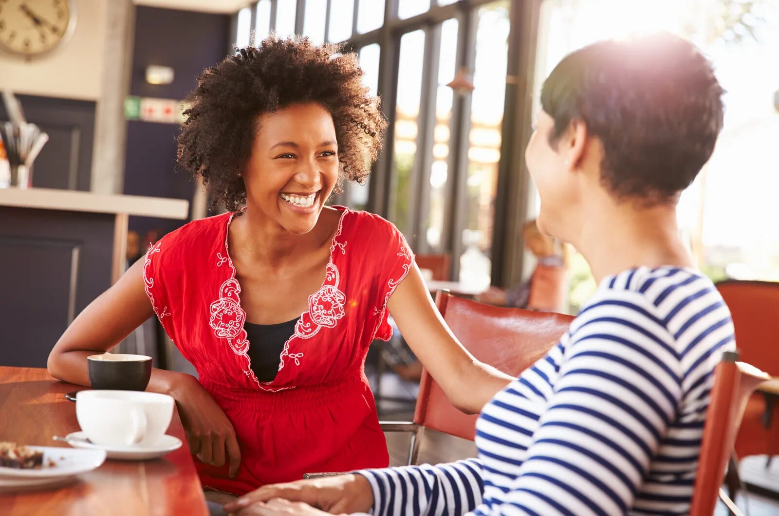 Talk with your friend do you. Девушки. улыбка англичанина. talking person. outgoing person.