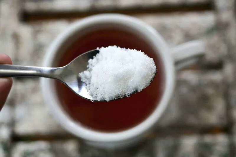 Чай с солью. Чай с сахаром. Ложка сахара. Сахар в чашке. Крепкий сладкий чай
