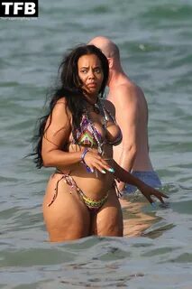 Angela Simmons on Beach (16 Photos) .