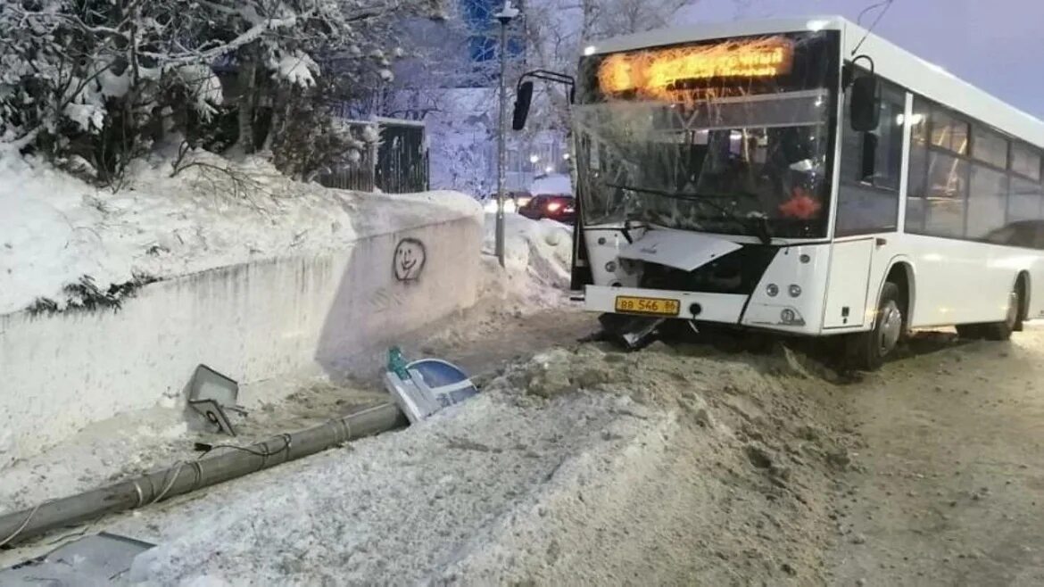 Масленица в ханты мансийске 2024. Автобусы в Ханты Мансийске. Автобус Ханты-Мансийск ДТП. Ханты-Мансийск 2022. Авария в Ханты Мансийске автобус.