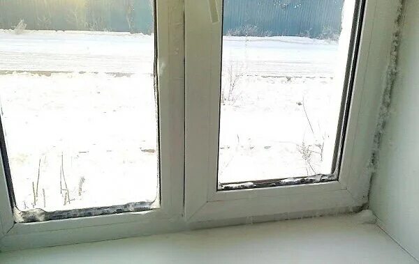 Почему на стекле окна образуется лед. Наледь на пластиковых окнах. Промерзает стеклопакет пластиковое окно. Промерзают однопакетные пластиковые окна. Промерзание окон ПВХ.