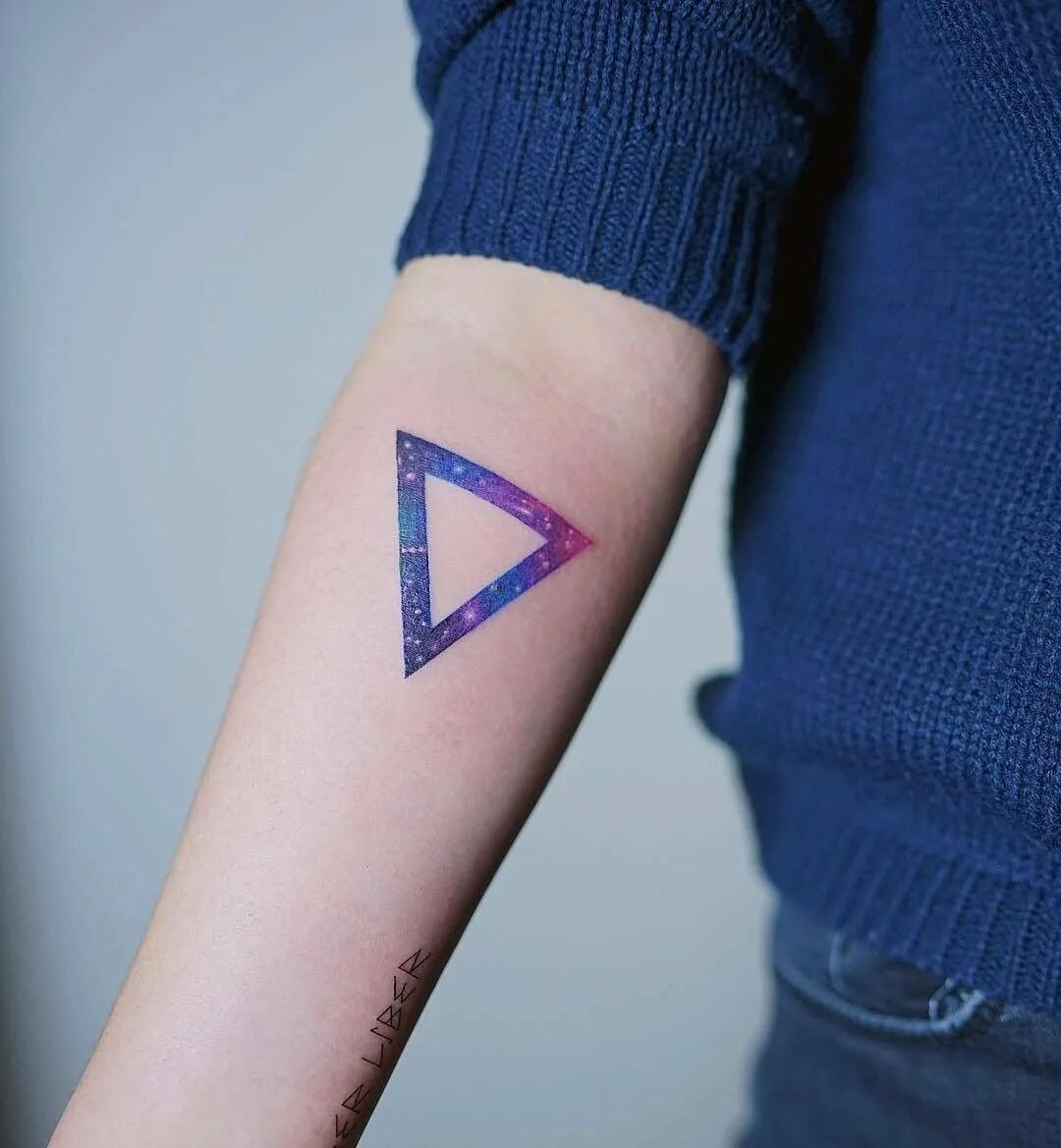 тату на руке мужские маленькие. треугольные татуировки. треугольные татуировки. тату треугольник значение на руке. татуировка треугольник на руке.