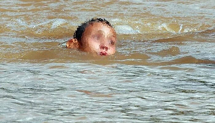 Младенец в воде. Дети воды. Ребенок захлебнулся водами